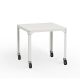 Table carrée outdoor à roulettes HEGOA Matière Grise, coloris blanc