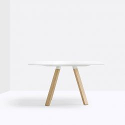 Table ARKI carrée pieds chêne Pedrali, coloris blanc 139 x 139 cm