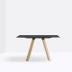 Table ARKI carrée pieds chêne Pedrali, coloris Fenix noir 139 x 139 cm
