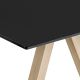 Détail table ARKI DESK pieds chêne Pedrali, coloris Fénix noir