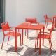 Table carrée et fauteuils rouge cerise URBAN Emu