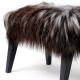 Banc BOB revêtu mouton chiné gris brun, pieds frêne teinté noir Mjiila