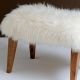 Banc BOB revêtu mouton blanc ivoire, pieds frêne Mjiila