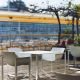 Fauteuils outdoor blancs WALL STREET et table Mari-Sol carrée Vondom