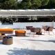 Fauteuils lounge multicolore orange, piètement orange et salon de jardin KENTE Varaschin